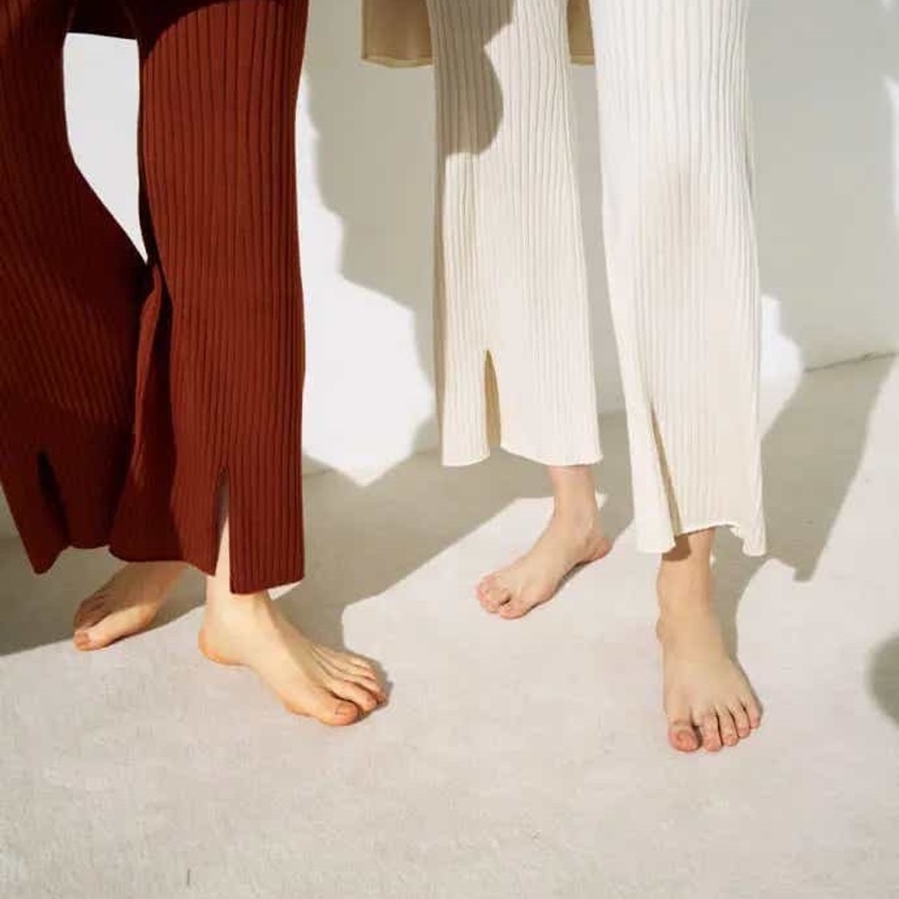 [New w/o tag] MAME KUROGOUCHI WOMEN 3D KNIT RIBBED FRONT SLIT LONG PANTS: S SIZE
